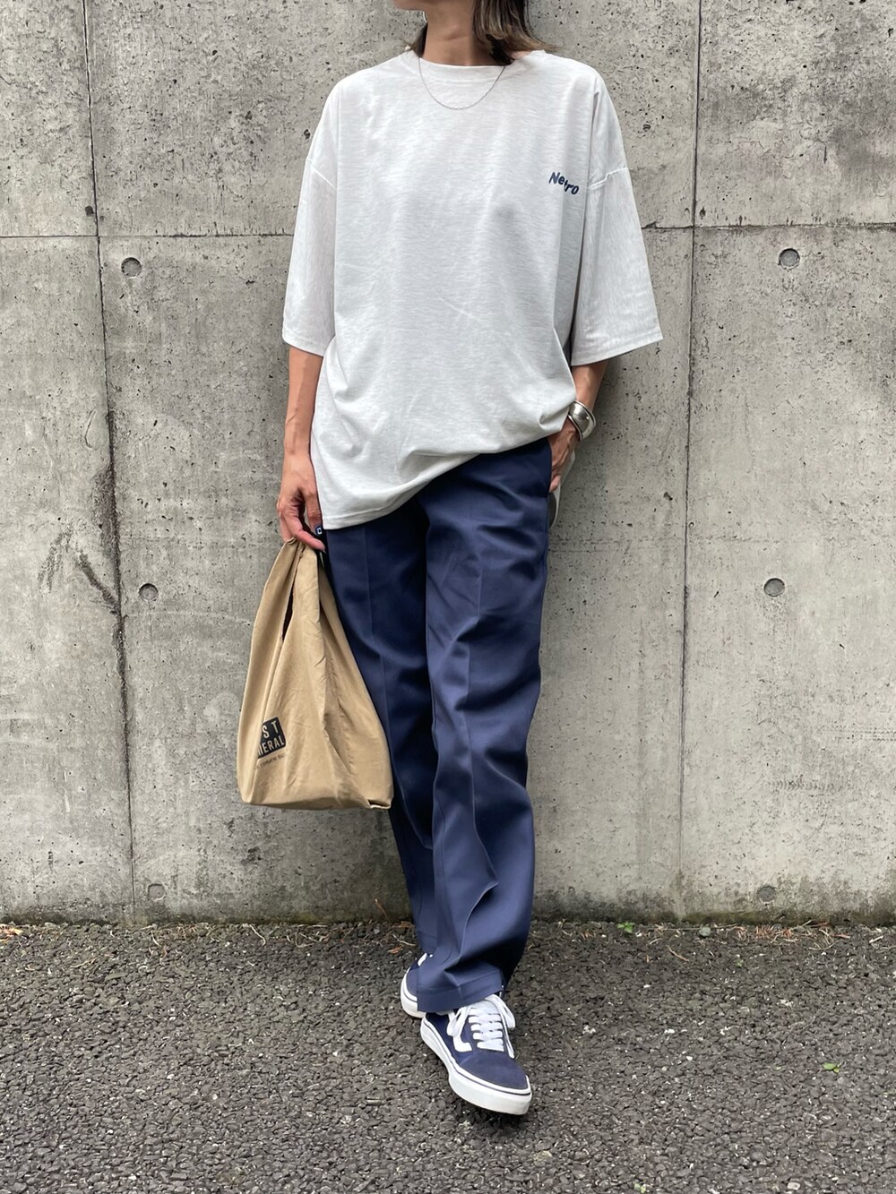 グレー系のTシャツ/カットソー、ブルー系のチノパンツ、その他のエコバッグ/サブバッグを着用したレディースの夏コーディネートの3枚目の写真