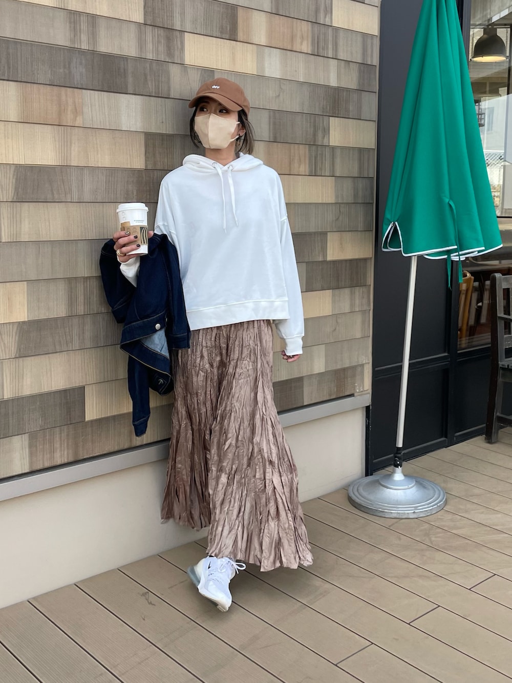 ブルー系のデニムジャケット、その他のスカート、ホワイト系のスニーカーを着用したレディースの春コーディネートの4枚目の写真