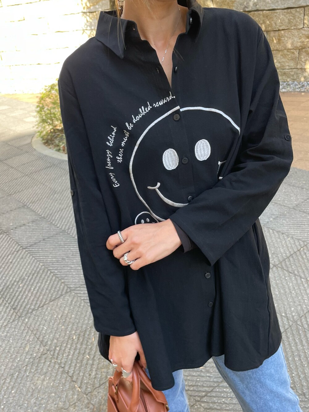「春服みてみて、デニム、カジュアルコーデ、シャツスタイル、モノトーンコーデ、シャツ、デニムパンツ、ニコちゃん、タッセル、フラットシューズ、ビッグシャツ、はるコーデ、プチプラコーデ、春コーデ、おしゃれさんと繋がりたい」｜「copineの刺繍ニコちゃんオーバーサイズシャツ(ホワイト)（シャツ/ブラウス、ブラック系）」を使った、ayaさん（レディース・161cm）の春コーディネートの5枚目の写真