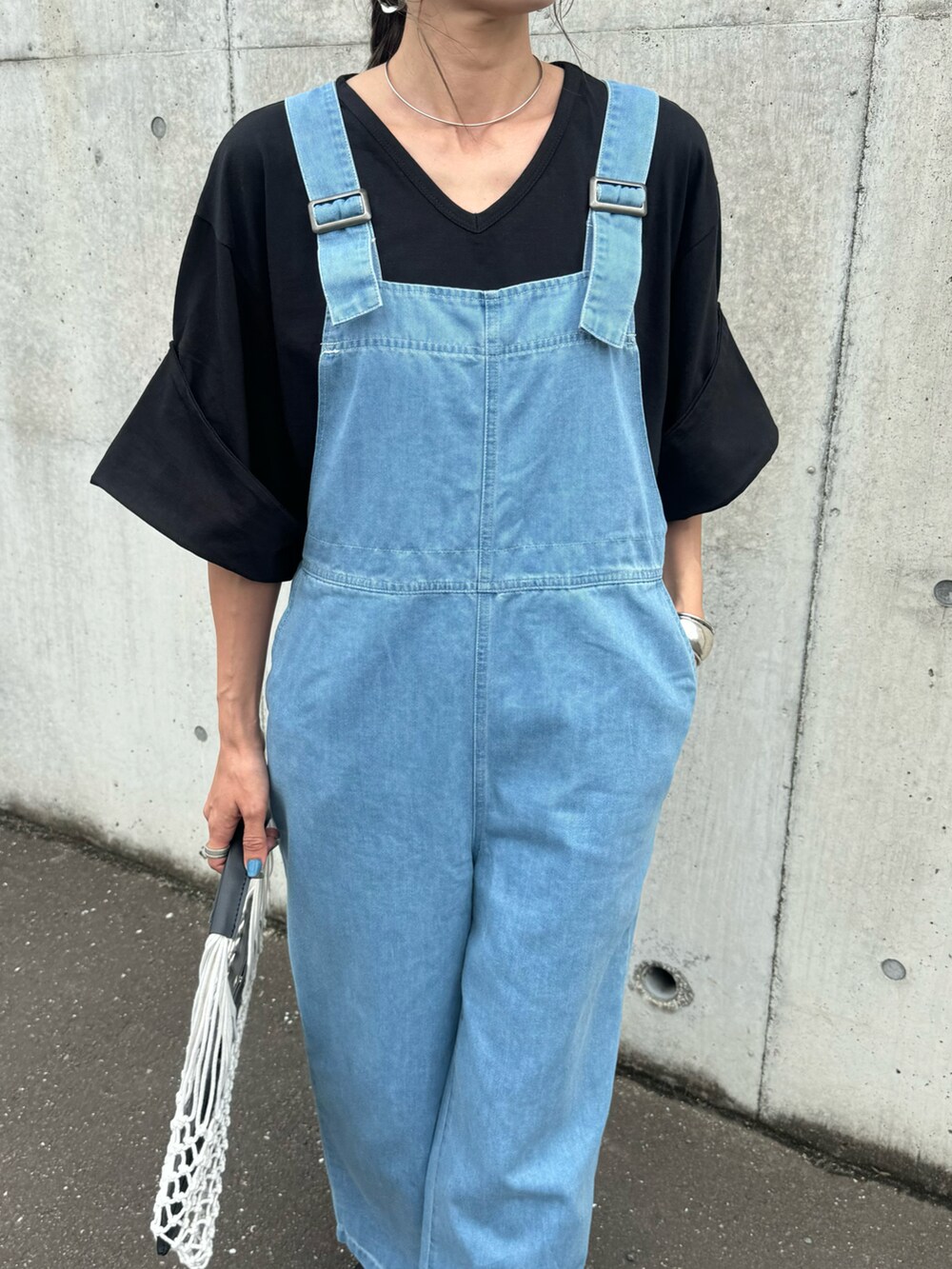 「大人カジュアル、大人女子、サロペット、デニムサロペット、ラクチンコーデ、Vネック、Tシャツ、春、デニムコーデ、サンダル、オトナカジュアル、デニム、最近のいい感じコーデ、ゆるコーデ、モノトーン」｜「copineの袖ロールアップＶネックTシャツ(ブラック)（Tシャツ/カットソー、ブラック系）」を使った、ayaさん（レディース・161cm）の春コーディネートの4枚目の写真