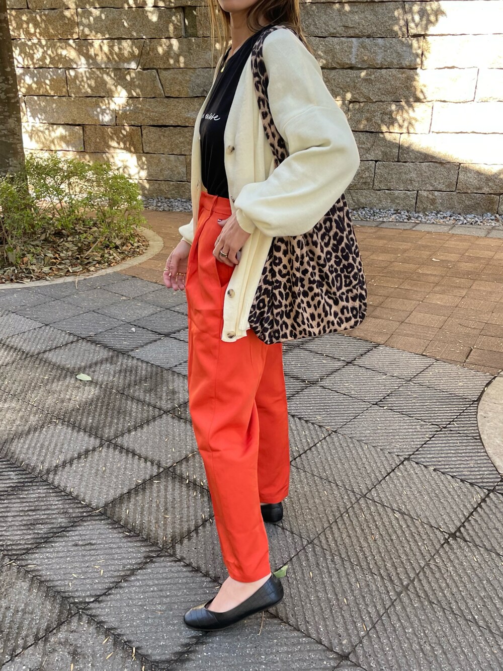 ホワイト系のカーディガン/ボレロ、その他のTシャツ/カットソー、ベージュ系のエコバッグ/サブバッグを着用したレディースの冬コーディネートの3枚目の写真