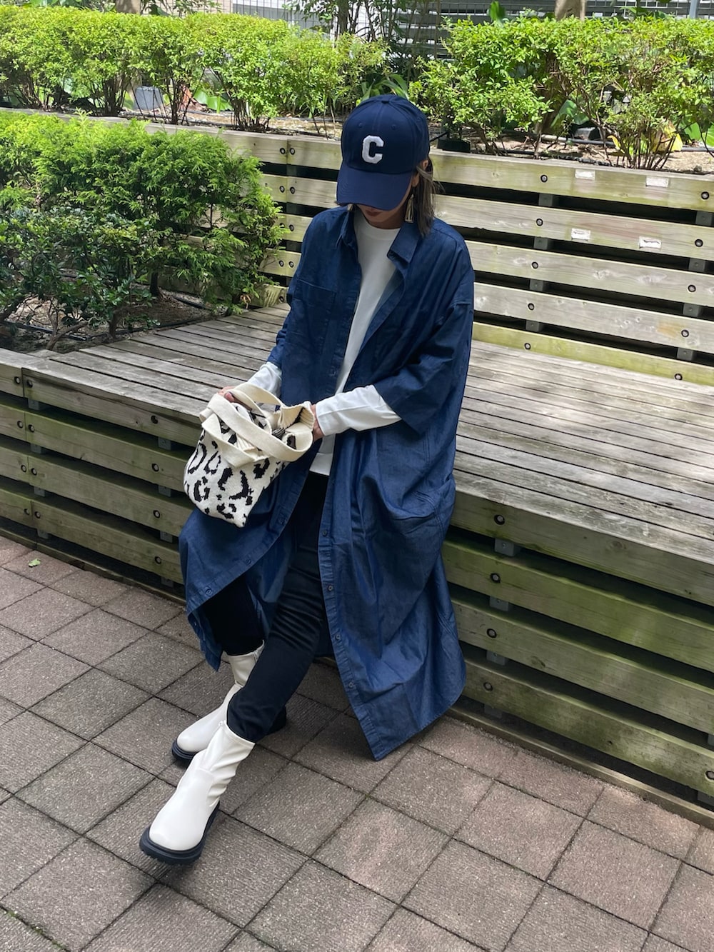 ホワイト系のTシャツ/カットソー、ブルー系のシャツワンピース、ブラック系のその他パンツを着用したレディースの秋コーディネートの4枚目の写真