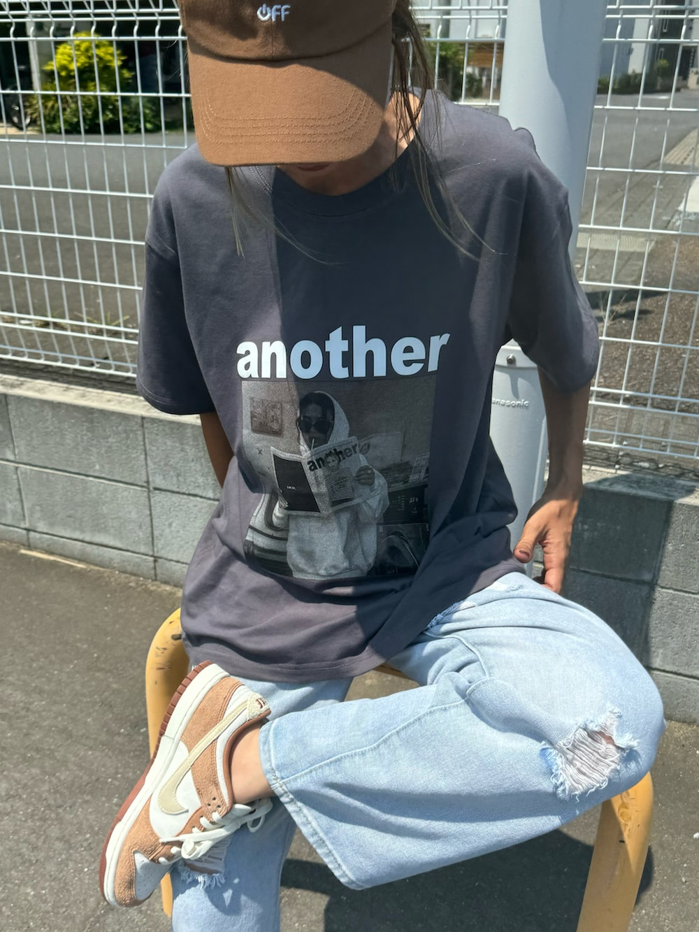 グレー系のTシャツ/カットソー、ブルー系のデニムパンツ、ブラウン系のスニーカーを着用したレディースの夏コーディネートの4枚目の写真