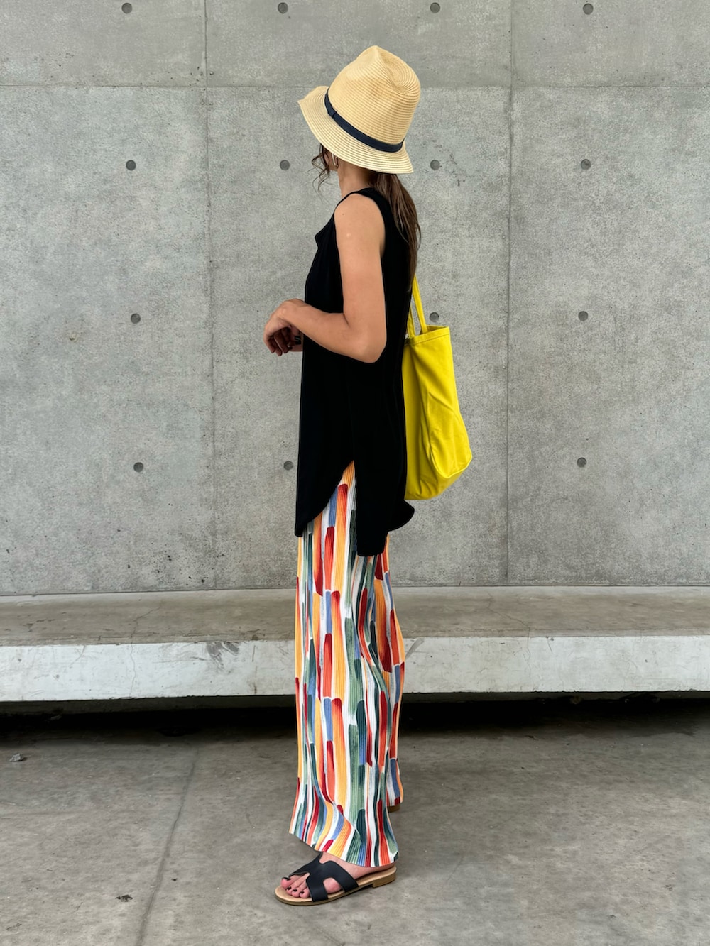 ブラック系のタンクトップ、その他のその他パンツ、イエロー系のトートバッグを着用したレディースの夏コーディネートの4枚目の写真