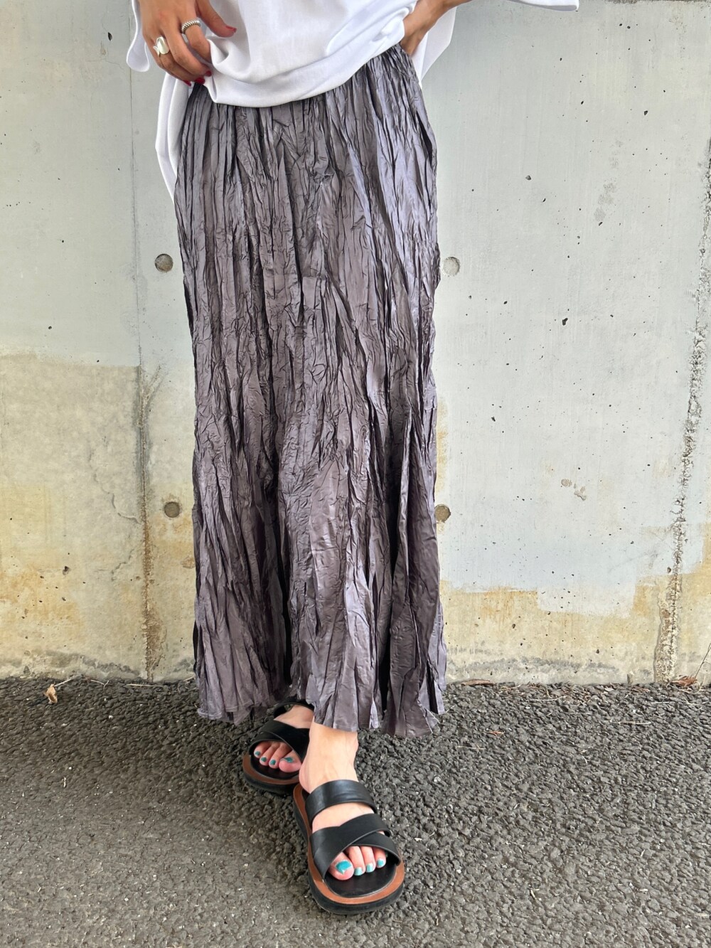 ホワイト系のTシャツ/カットソー、グレー系のスカート、ブラック系のサンダルを着用したレディースの夏コーディネートの5枚目の写真