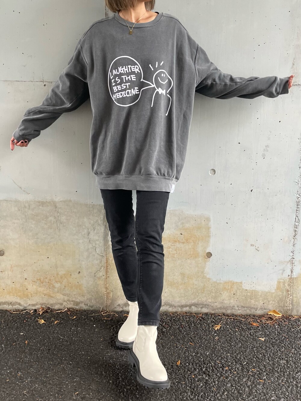 ブラック系のノーカラージャケット、ブラック系のスウェット、ブラック系のその他パンツを着用したレディースの冬コーディネートの4枚目の写真