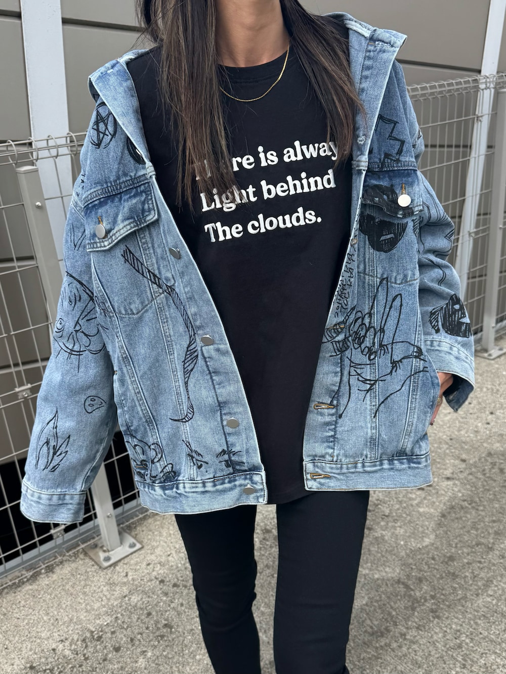 ブラック系のTシャツ/カットソー、ブルー系のデニムジャケット、ブラック系のデニムパンツを着用したレディースの春コーディネートの2枚目の写真