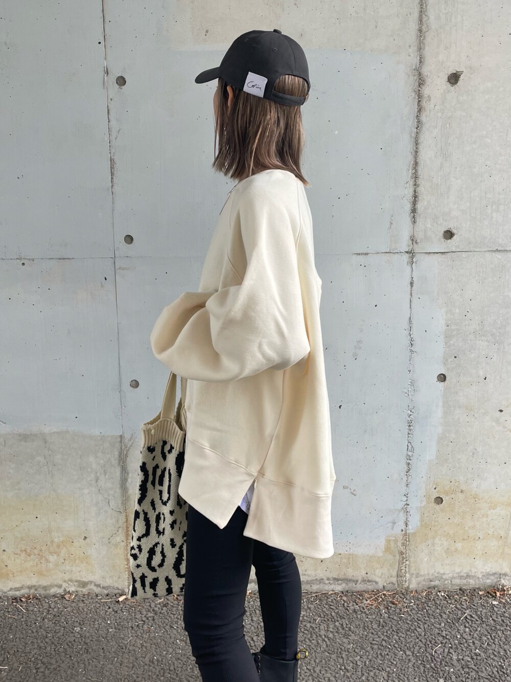 「秋冬コーデ、スウェット、シンプル、秋ルック紹介するよ、秋服、レオパード、ニット、ニットバッグ、モノトーンコーデ、ブーツ、Dr.Martens、オトナカジュアル、プチプラコーデ、キャップ、袖ボリューム」｜「copineのサイドジッパーオーバーサイズトレーナー(2color)（スウェット、ホワイト系）」を使った、ayaさん（レディース・161cm）の秋コーディネートの5枚目の写真