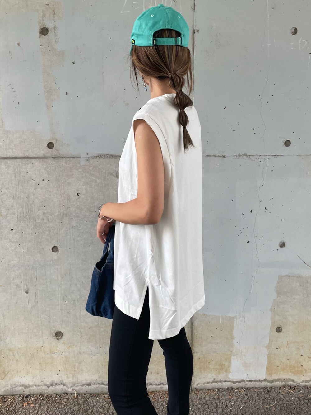 ホワイト系のTシャツ/カットソー、その他のその他パンツ、ブルー系のトートバッグを着用したレディースの夏コーディネートの5枚目の写真