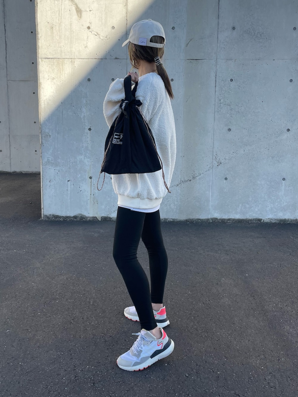 ホワイト系のスウェット、ホワイト系のその他パンツ、ブラック系のその他パンツを着用したレディースの冬コーディネートの2枚目の写真
