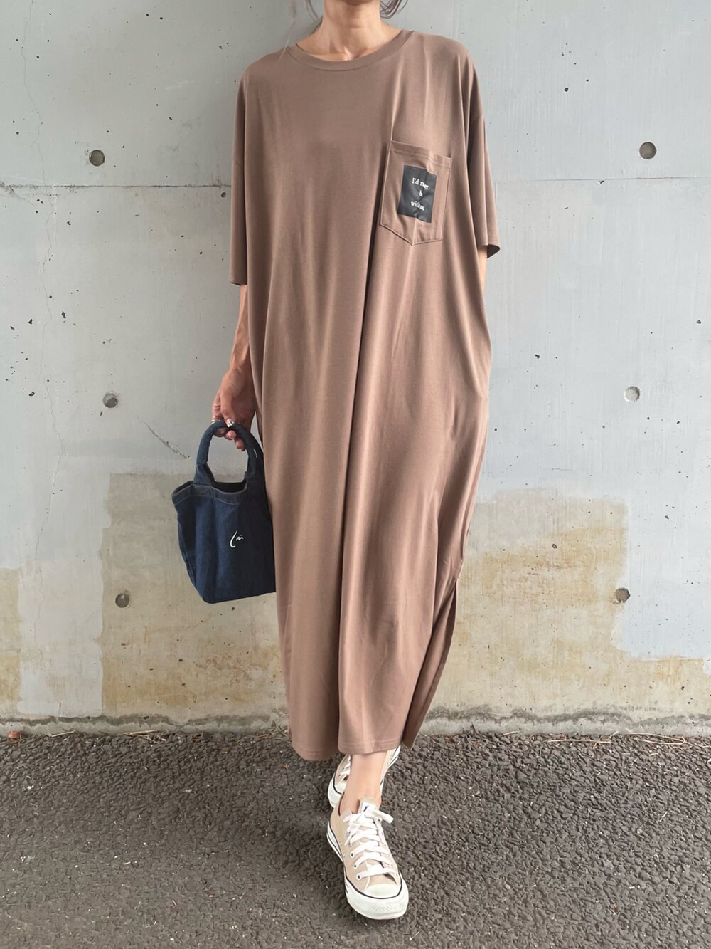 ブラウン系のワンピース、ブルー系のトートバッグ、ベージュ系のスニーカーを着用したレディースの夏コーディネートの2枚目の写真