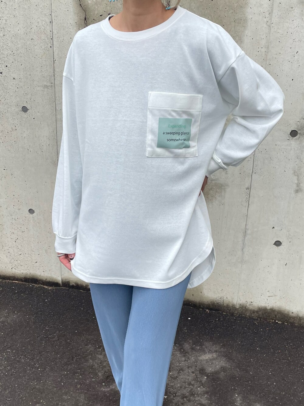 ホワイト系のTシャツ/カットソー、ブルー系のデニムジャケット、ホワイト系のスニーカーを着用したレディースの春コーディネートの4枚目の写真