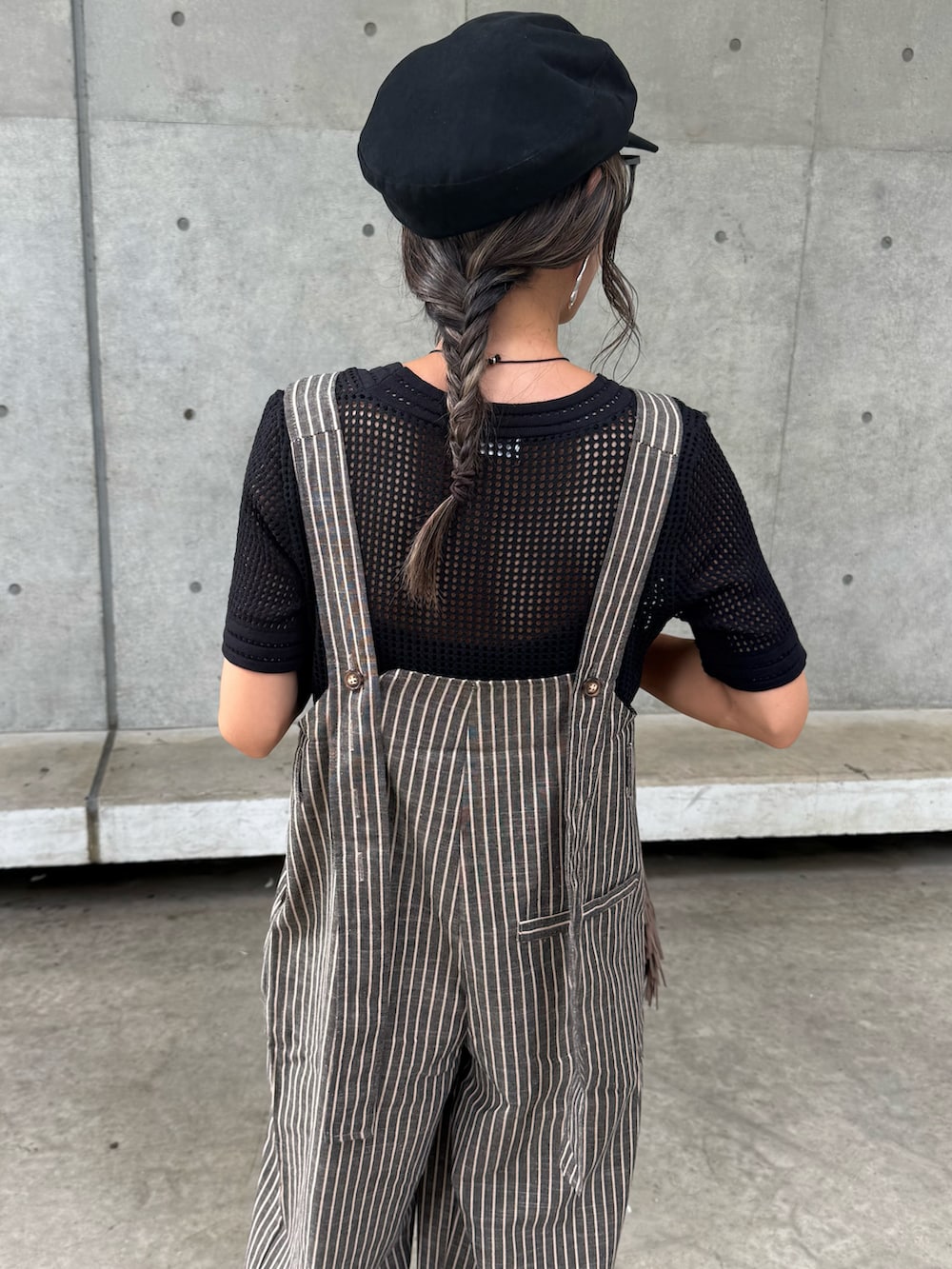 ブラック系のTシャツ/カットソー、ブラック系のサロペット/オーバーオール、ベージュ系のショルダーバッグを着用したレディースの秋コーディネートの5枚目の写真