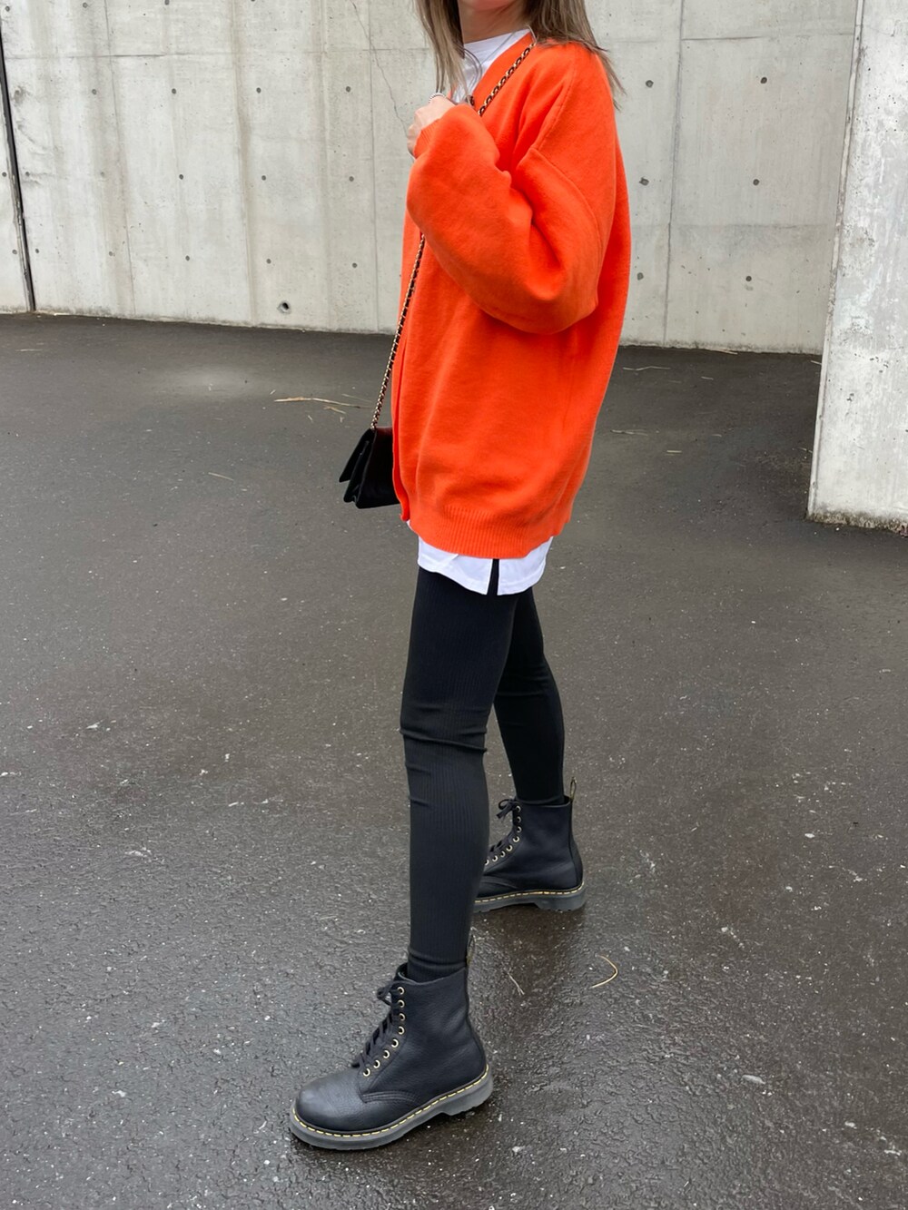 オレンジ系のカーディガン/ボレロ、ホワイト系のTシャツ/カットソー、その他のその他パンツを着用したレディースの冬コーディネートの2枚目の写真