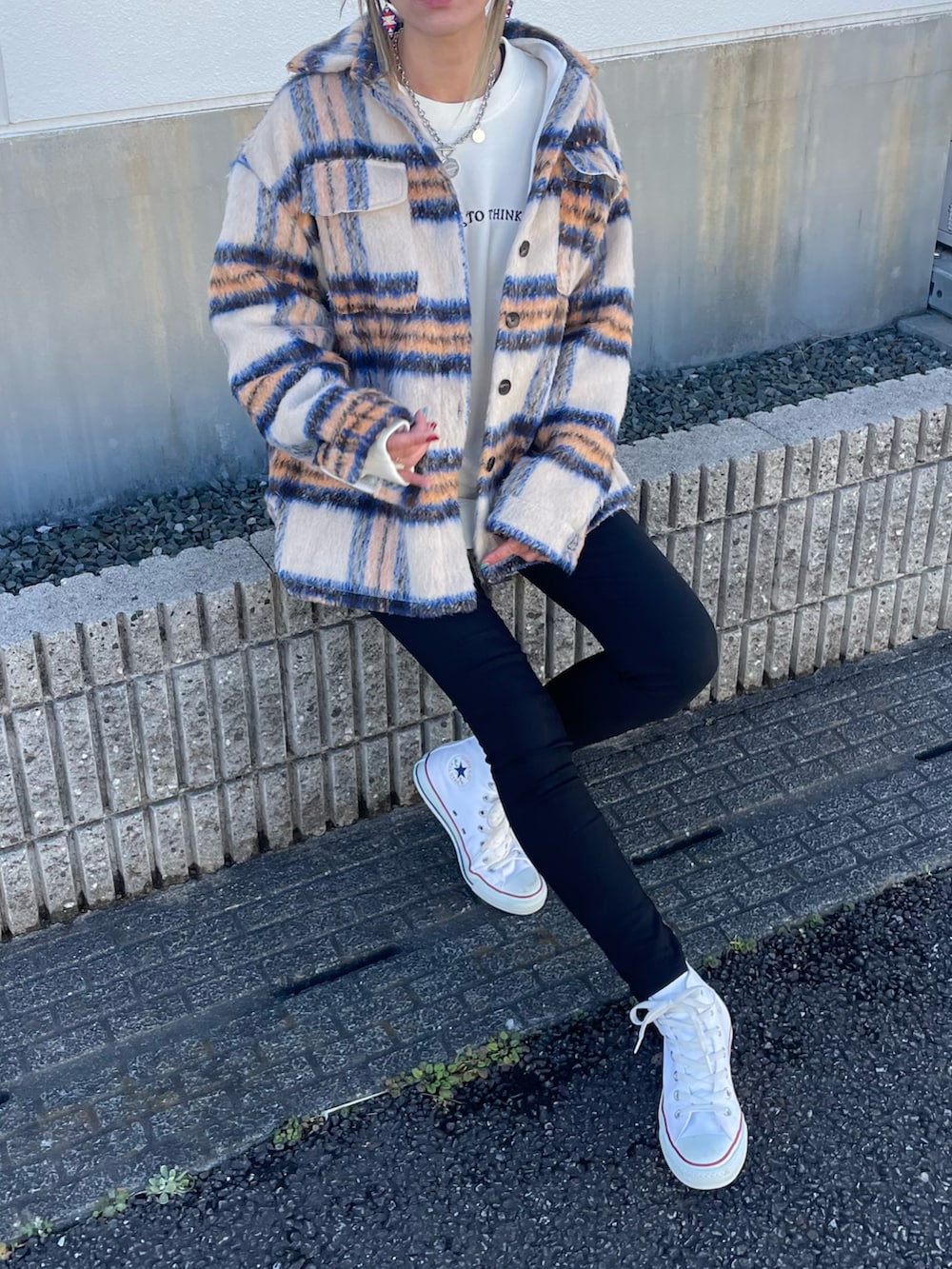 ベージュ系のシャツ/ブラウス、ホワイト系のスウェット、ブラック系のその他パンツを着用したレディースの冬コーディネートの2枚目の写真