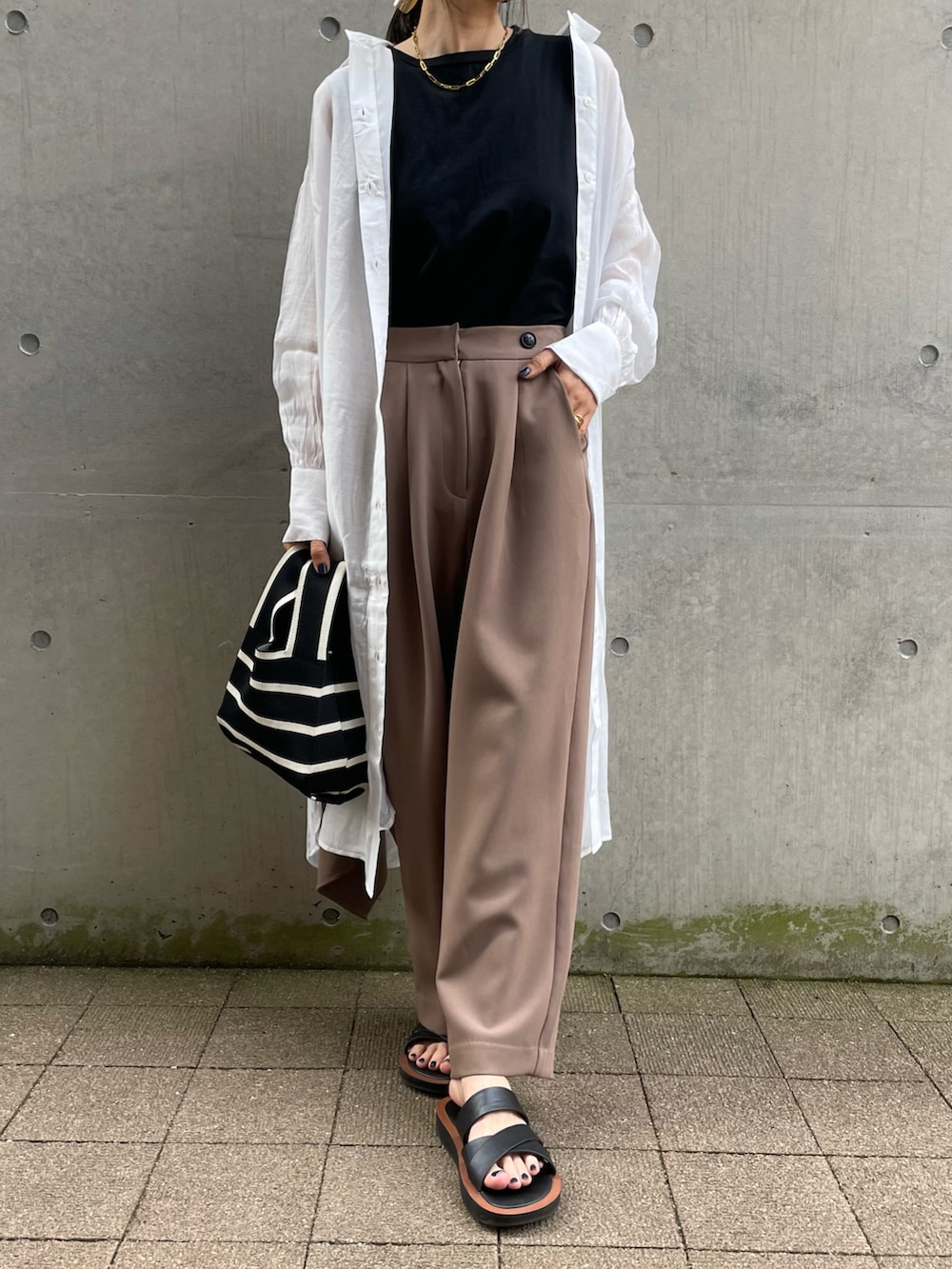 ホワイト系のシャツ/ブラウス、ブラック系のTシャツ/カットソー、ブラウン系のその他パンツを着用したレディースの春コーディネートの2枚目の写真