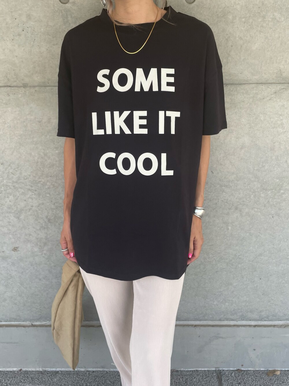 ブラック系のTシャツ/カットソー、ブラック系のスニーカー、その他のエコバッグ/サブバッグを着用したレディースの夏コーディネートの5枚目の写真