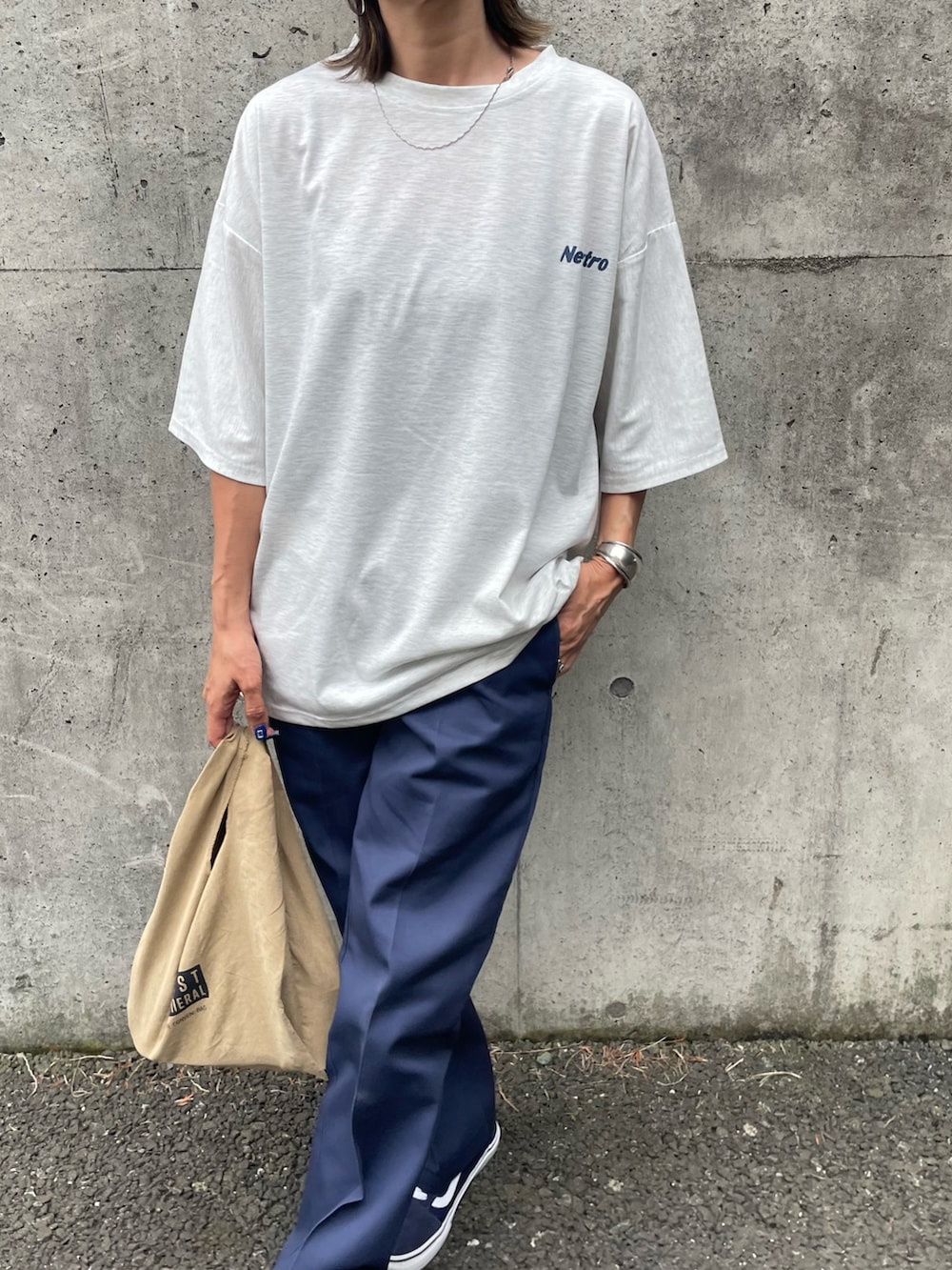 グレー系のTシャツ/カットソー、ブルー系のチノパンツ、その他のエコバッグ/サブバッグを着用したレディースの夏コーディネートの4枚目の写真