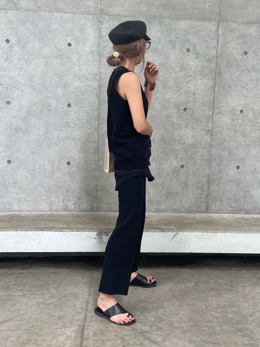 ブラック系のその他パンツ、ブラック系のその他トップス、ブラウン系のサンダルを着用したレディースの夏コーディネートの2枚目の写真