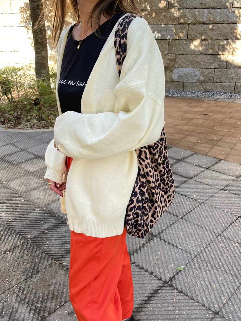 ホワイト系のカーディガン/ボレロ、その他のTシャツ/カットソー、ベージュ系のエコバッグ/サブバッグを着用したレディースの冬コーディネートの5枚目の写真