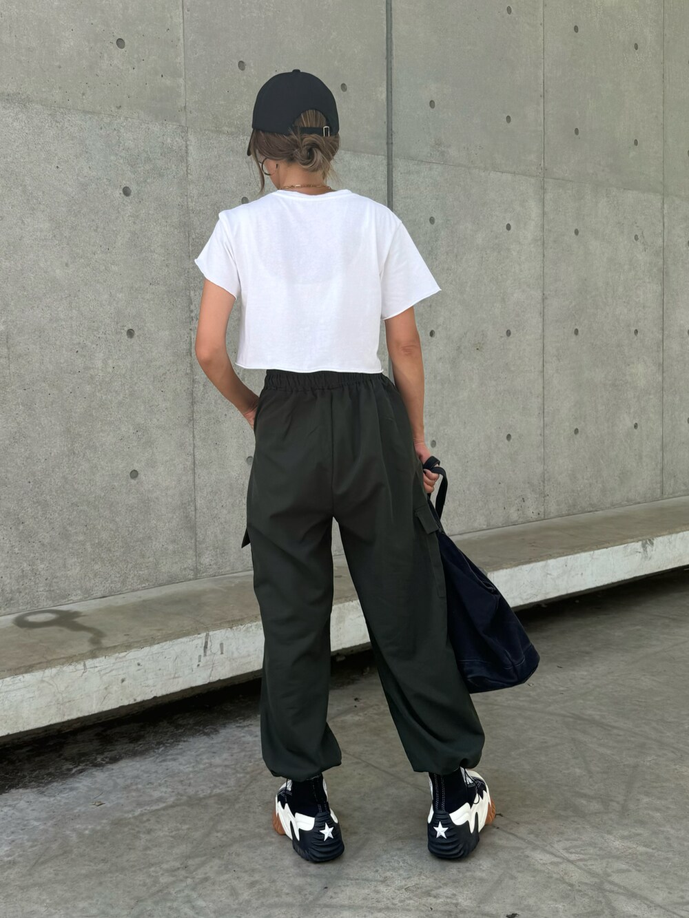 ホワイト系のTシャツ/カットソー、グリーン系のカーゴパンツ、その他のトートバッグを着用したレディースの夏コーディネートの3枚目の写真