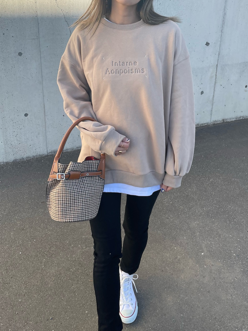 ブラウン系のスウェット、その他のその他パンツ、ホワイト系のスニーカーを着用したレディースの冬コーディネートの3枚目の写真