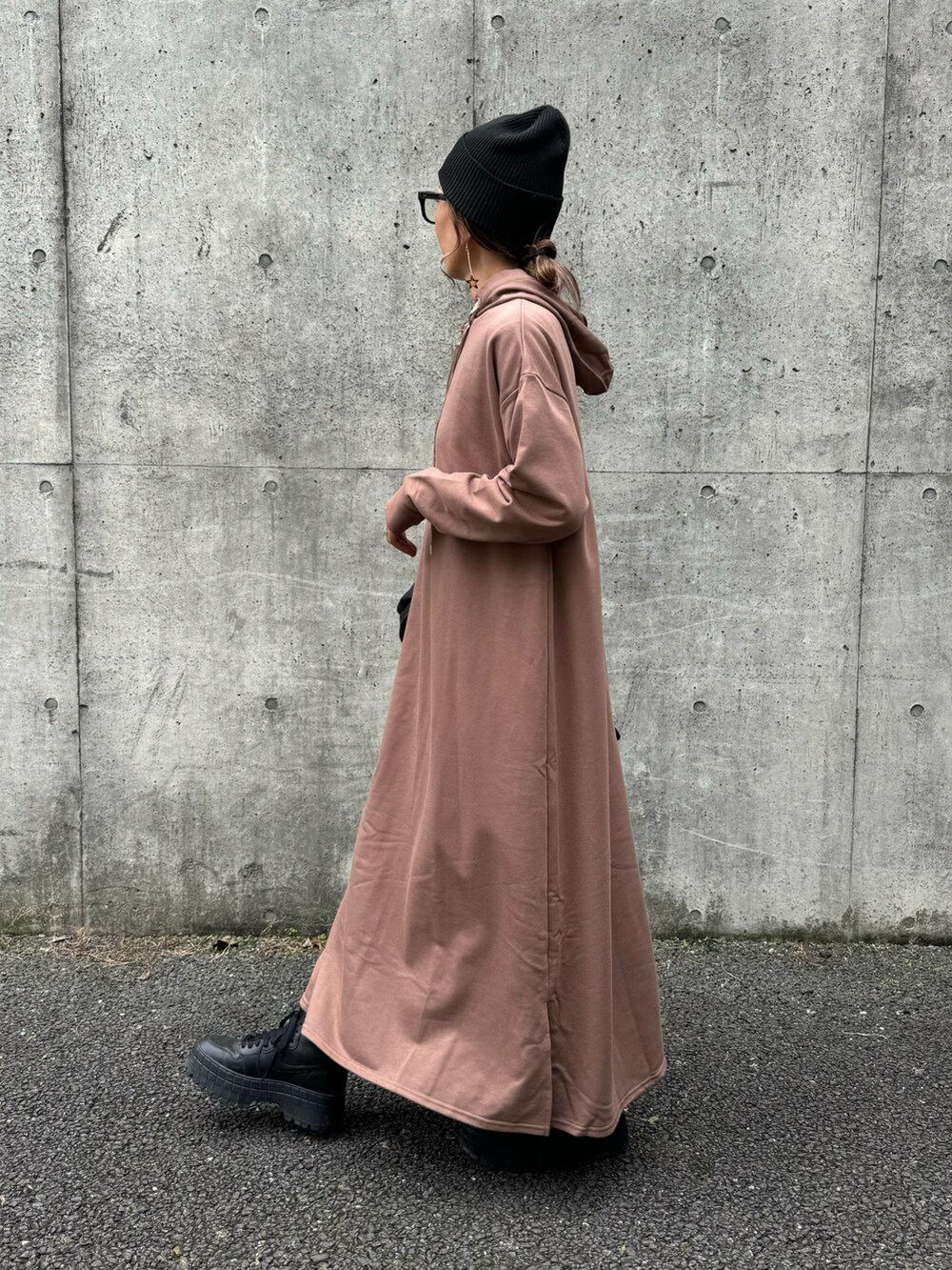 ブラウン系のワンピース、ブラック系のMA-1、ブラック系のスニーカーを着用したレディースの秋コーディネートの4枚目の写真