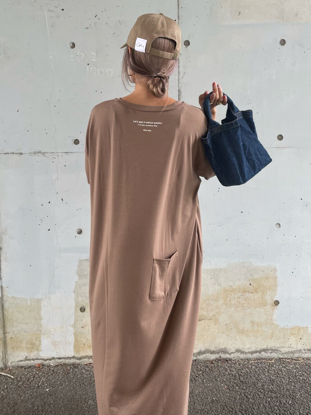 ブラウン系のワンピース、ブルー系のトートバッグ、ベージュ系のスニーカーを着用したレディースの夏コーディネートの4枚目の写真