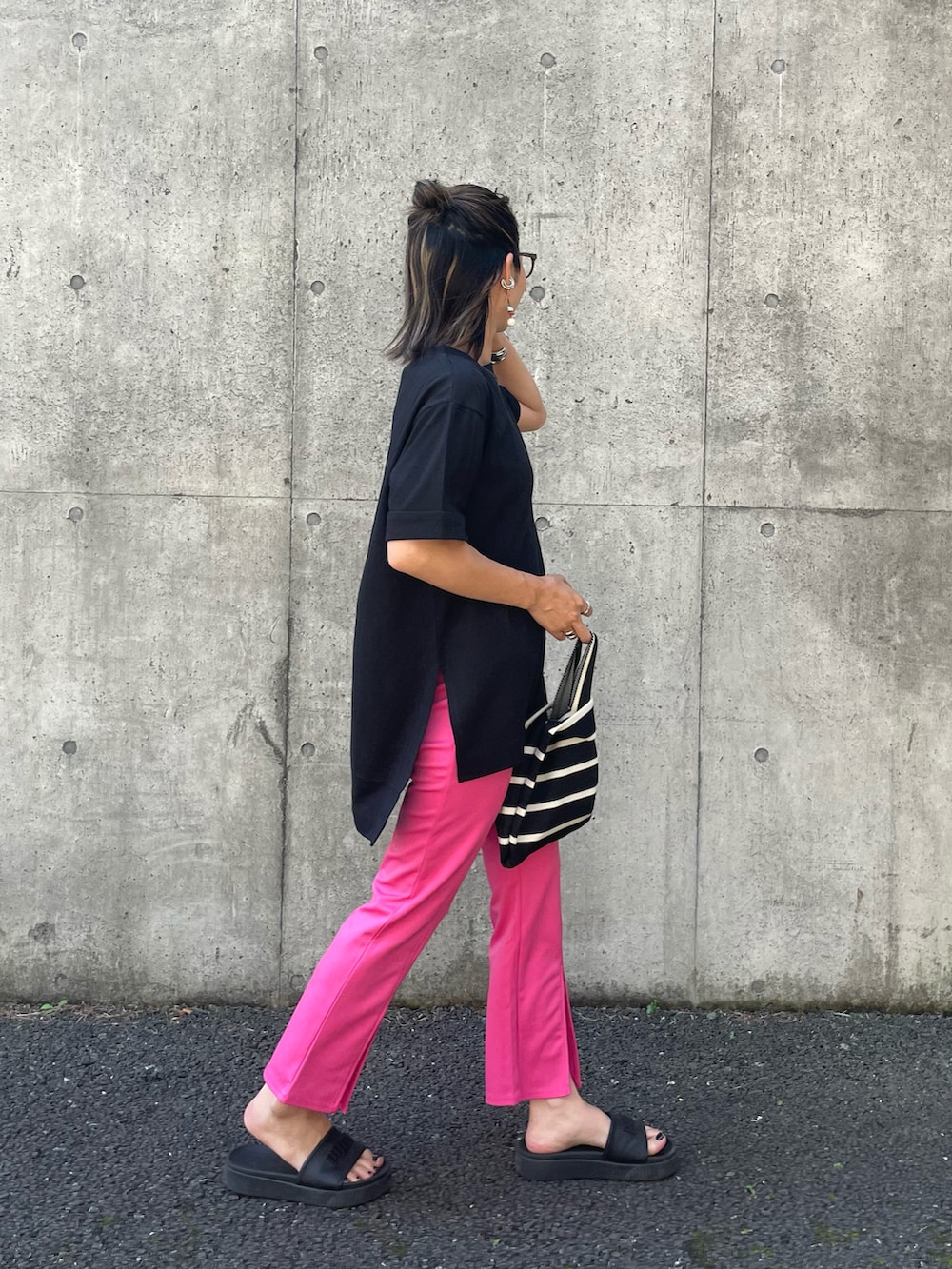 ブラック系のTシャツ/カットソー、ピンク系のその他パンツ、ブラック系のハンドバッグを着用したレディースの夏コーディネートの3枚目の写真
