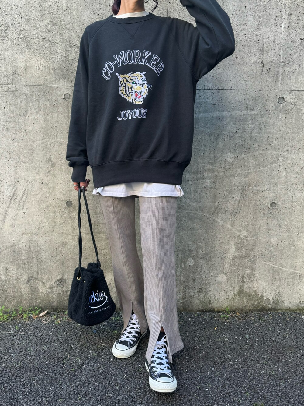 「ロングコート、シンプルスタイル、冬コーデ、レイヤードスタイル、モノトーンコーデ、スウェット、トレーナー、ワッフルパンツ、カジュアルコーデ、秋冬コーデ、アウター、ママファッション、秋冬、虎、スニーカー」｜「copineの撥水加工2way中綿ロングコート（その他アウター、ブラック系）」を使った、ayaさん（レディース・161cm）の秋コーディネートの3枚目の写真