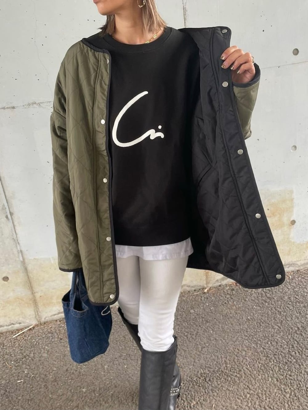 グリーン系のその他アウター、ブラック系のスウェット、ホワイト系のデニムパンツを着用したレディースの秋コーディネートの5枚目の写真