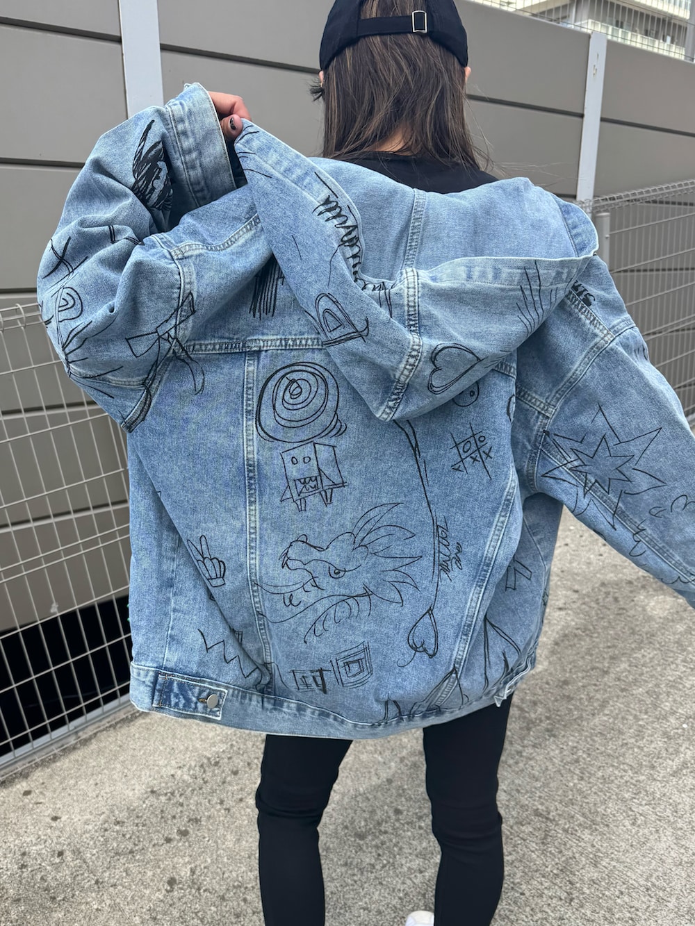 ブラック系のTシャツ/カットソー、ブルー系のデニムジャケット、ブラック系のデニムパンツを着用したレディースの春コーディネートの3枚目の写真