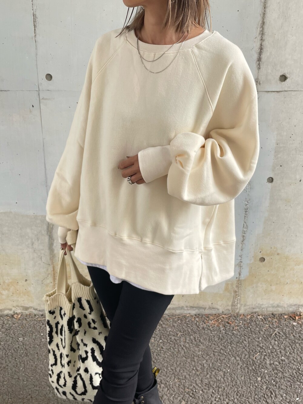 「秋冬コーデ、スウェット、シンプル、秋ルック紹介するよ、秋服、レオパード、ニット、ニットバッグ、モノトーンコーデ、ブーツ、Dr.Martens、オトナカジュアル、プチプラコーデ、キャップ、袖ボリューム」｜「copineのサイドジッパーオーバーサイズトレーナー(2color)（スウェット、ホワイト系）」を使った、ayaさん（レディース・161cm）の秋コーディネートの4枚目の写真