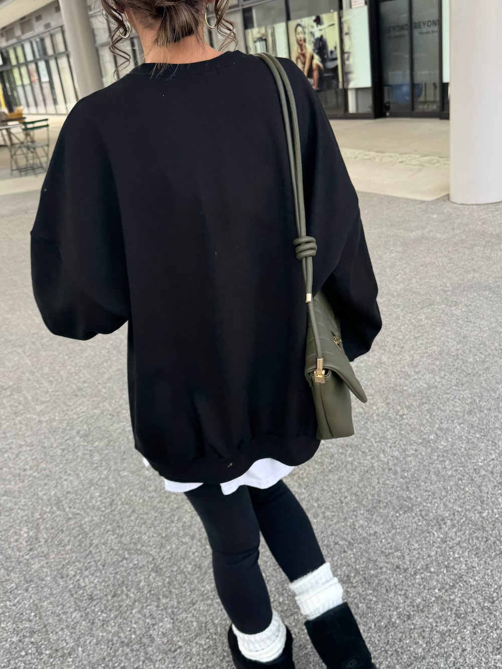 ホワイト系のその他パンツ、ブラック系のその他パンツ、グリーン系のショルダーバッグを着用したレディースの秋コーディネートの3枚目の写真