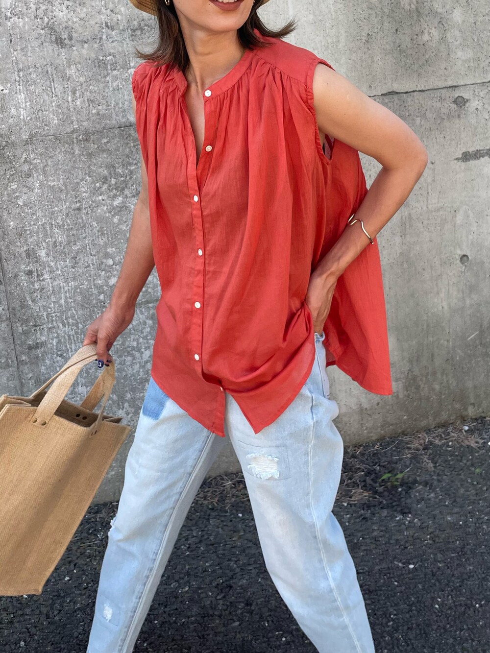 レッド系のシャツ/ブラウス、ブルー系のデニムパンツ、ブルー系のトートバッグを着用したレディースの夏コーディネートの5枚目の写真