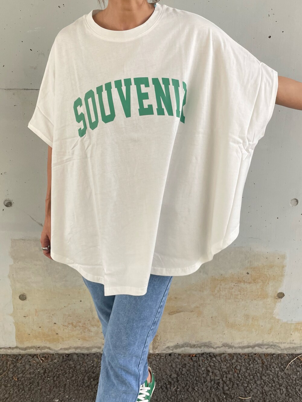 ホワイト系のTシャツ/カットソー、ブルー系のデニムパンツ、グリーン系のスニーカーを着用したレディースの夏コーディネートの4枚目の写真