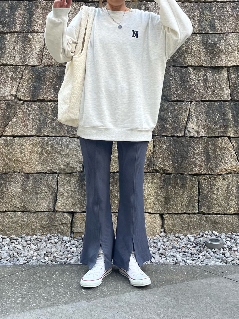 ブルー系のその他パンツ、ホワイト系のトートバッグ、ホワイト系のスニーカーを着用したレディースの秋コーディネートの3枚目の写真