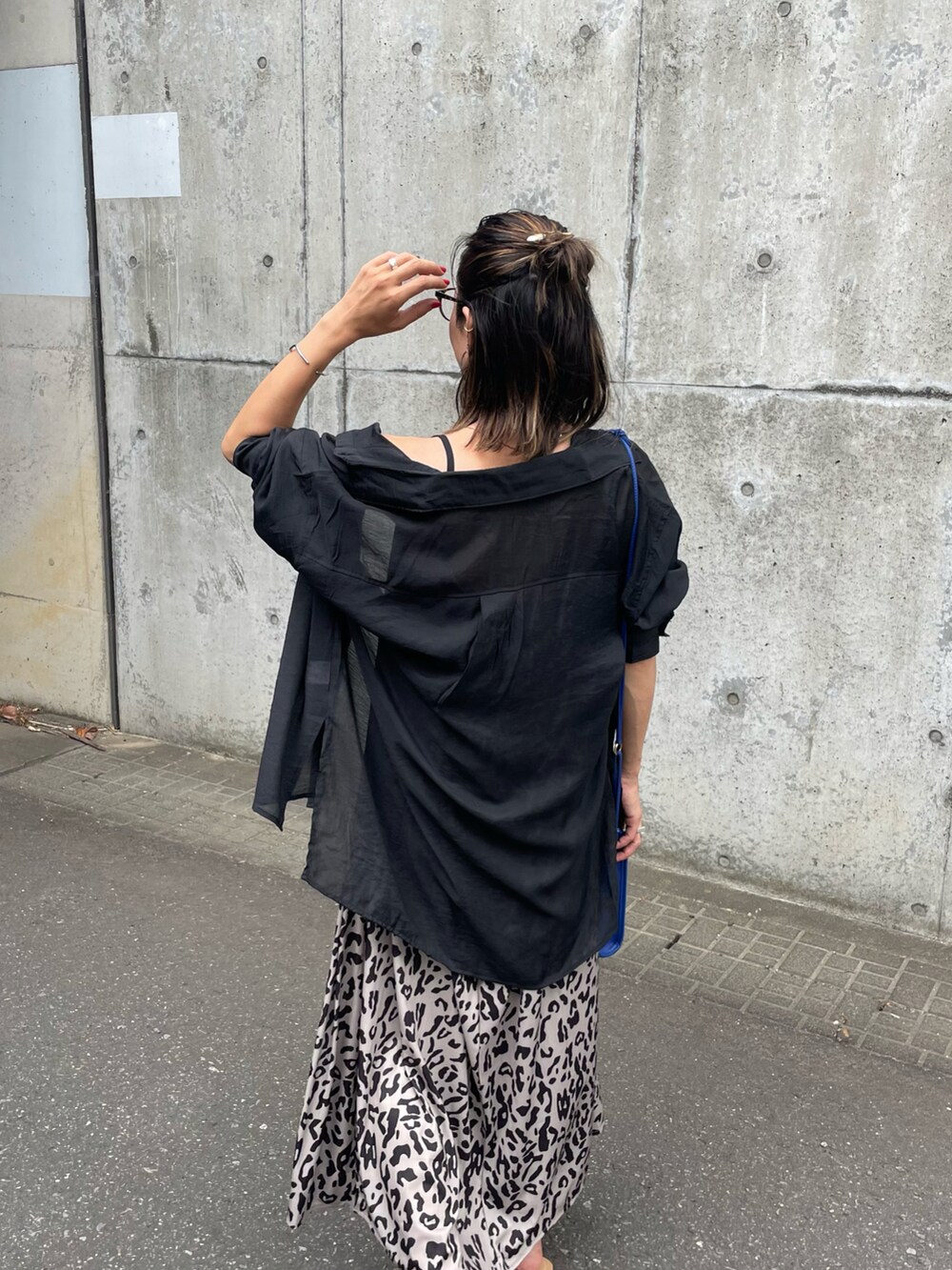 ブラック系のシャツ/ブラウス、ベージュ系のワンピース、ブルー系のショルダーバッグを着用したレディースの夏コーディネートの5枚目の写真