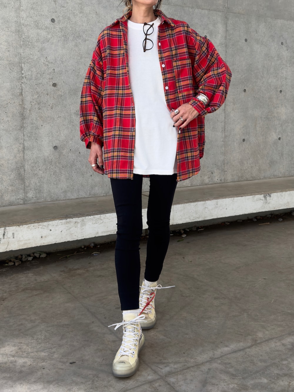 レッド系のシャツ/ブラウス、ホワイト系のTシャツ/カットソー、ブラック系のその他パンツを着用したレディースの春コーディネートの2枚目の写真