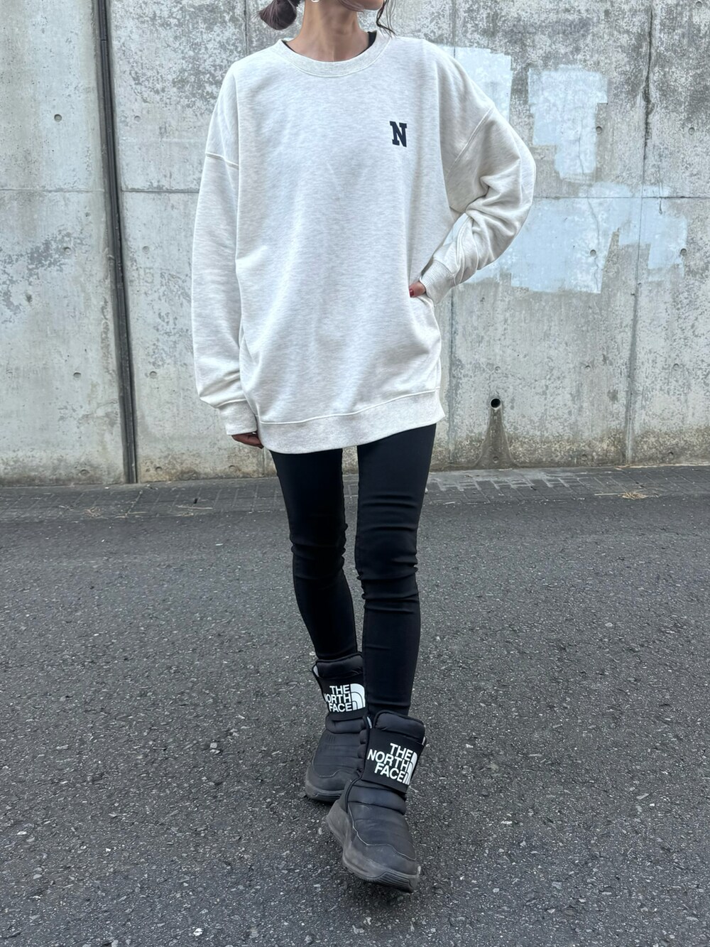 ホワイト系のスウェット、ブラック系のその他パンツ、ブラック系のキャップを着用したレディースの冬コーディネートの2枚目の写真