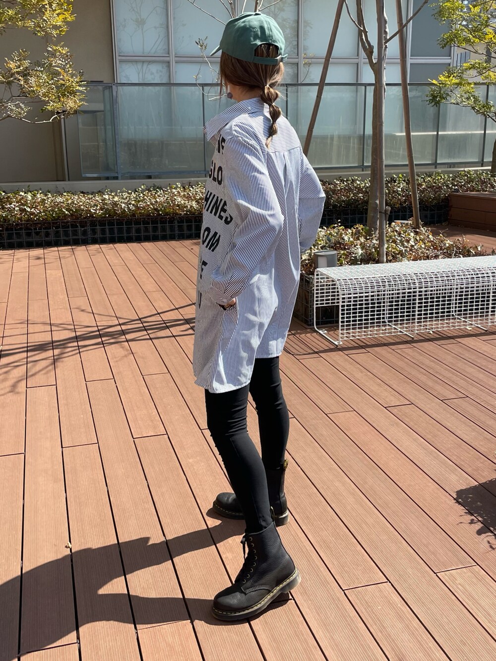 グレー系のシャツ/ブラウス、その他のその他パンツ、ブラック系のブーツを着用したレディースの春コーディネートの3枚目の写真