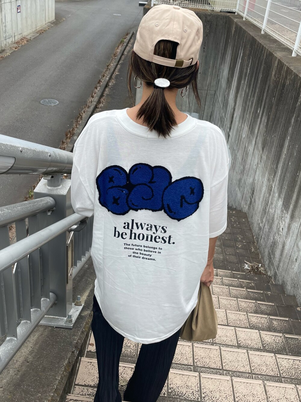ホワイト系のTシャツ/カットソー、その他のエコバッグ/サブバッグ、ブルー系のスニーカーを着用したレディースの夏コーディネートの4枚目の写真