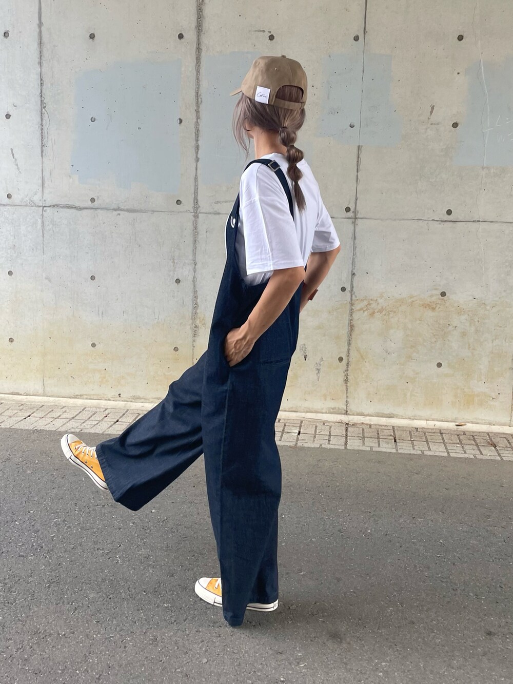ホワイト系のTシャツ/カットソー、ブルー系のサロペット/オーバーオール、オレンジ系のスニーカーを着用したレディースの夏コーディネートの4枚目の写真