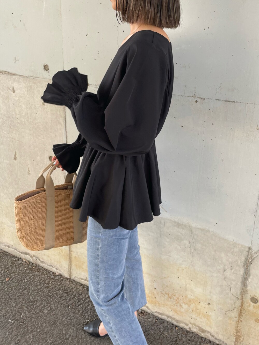 ブラック系のシャツ/ブラウス、ブルー系のデニムパンツ、ブラック系のパンプスを着用したレディースの春コーディネートの3枚目の写真