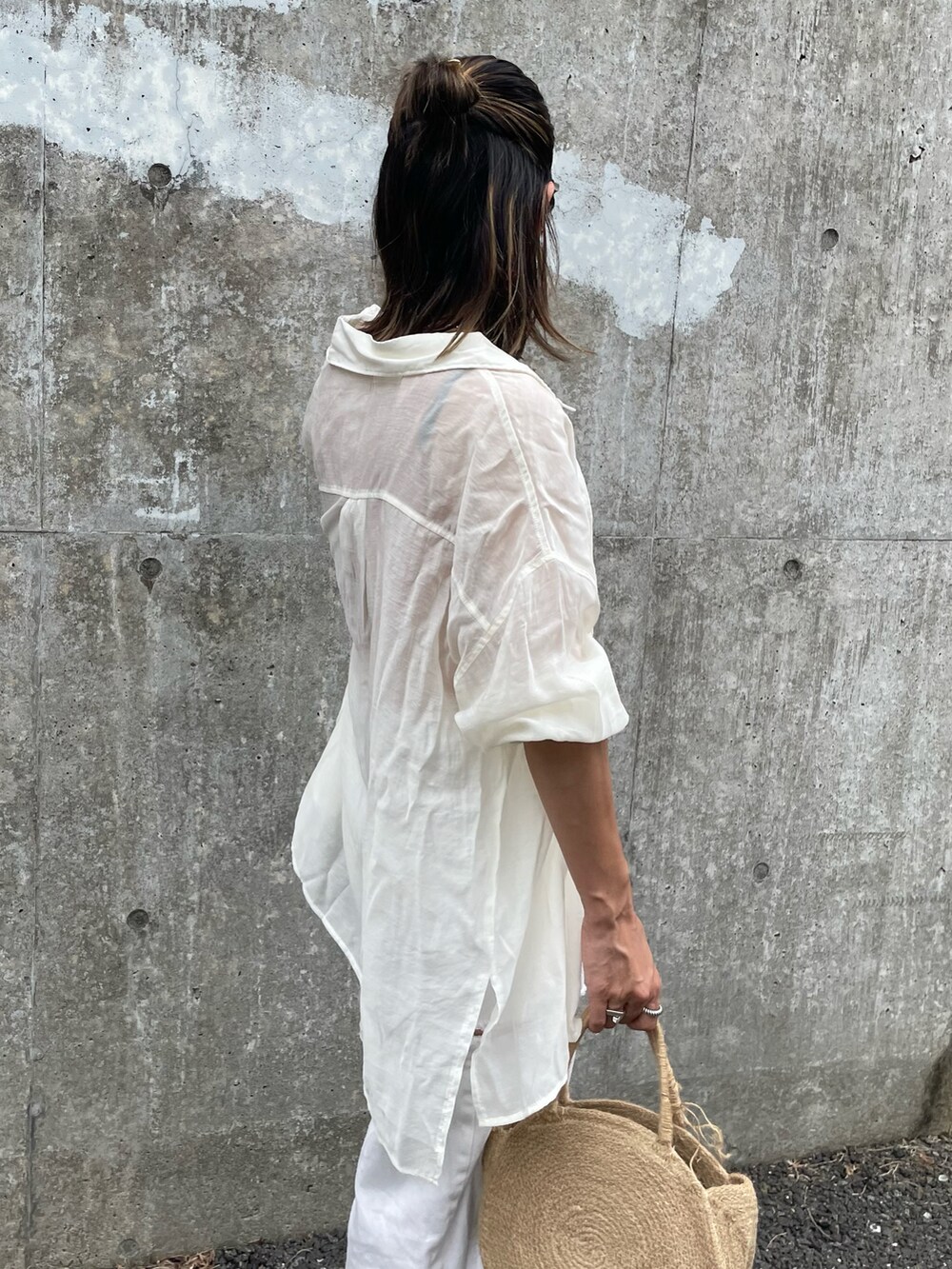 ブラウン系のキャミソール、ホワイト系のシャツ/ブラウス、ホワイト系のデニムパンツを着用したレディースの夏コーディネートの5枚目の写真