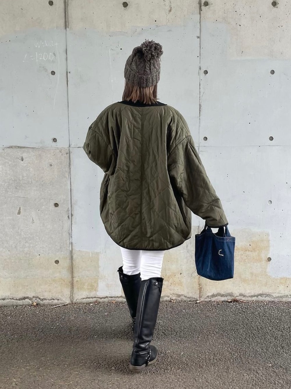 グリーン系のその他アウター、ブラック系のスウェット、ホワイト系のデニムパンツを着用したレディースの秋コーディネートの3枚目の写真