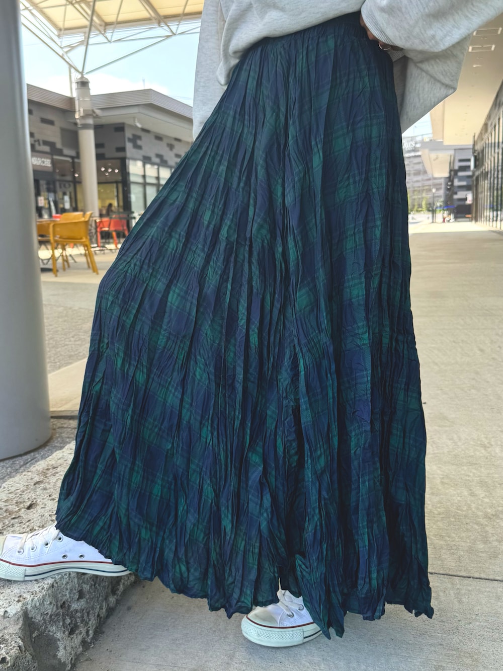 ホワイト系のスニーカー、ホワイト系のスウェット、グリーン系のスカートを着用したレディースの秋コーディネートの4枚目の写真