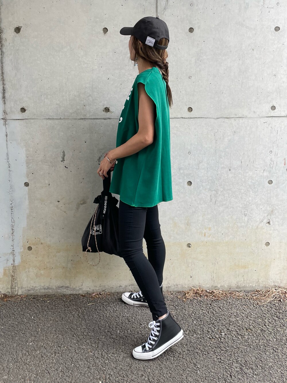 グリーン系のTシャツ/カットソー、その他のその他パンツ、ブラック系のスニーカーを着用したレディースの夏コーディネートの2枚目の写真