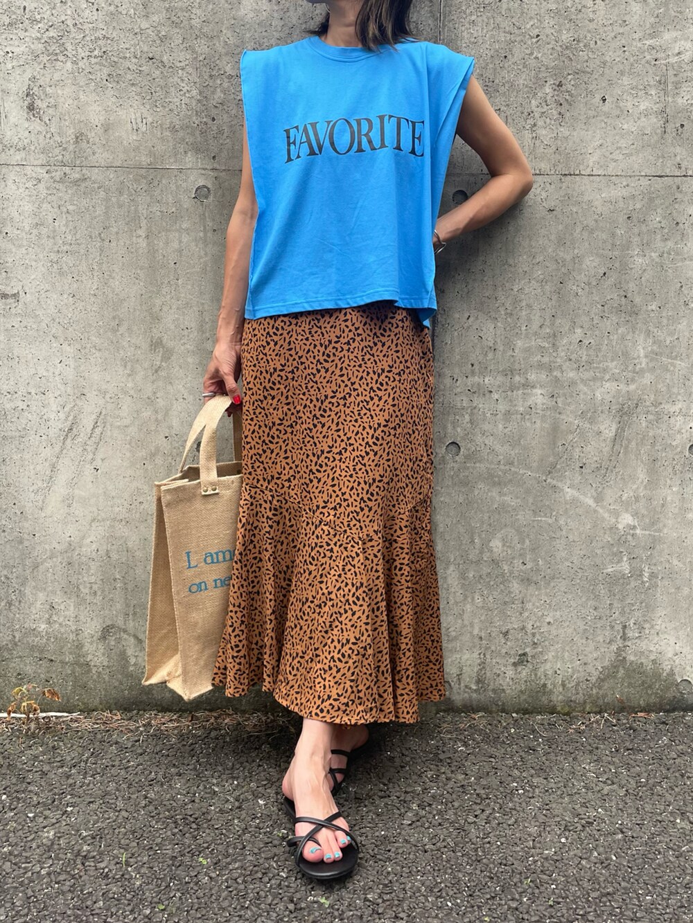 ブルー系のTシャツ/カットソー、ブラウン系のスカート、ピンク系のトートバッグを着用したレディースの夏コーディネートの2枚目の写真