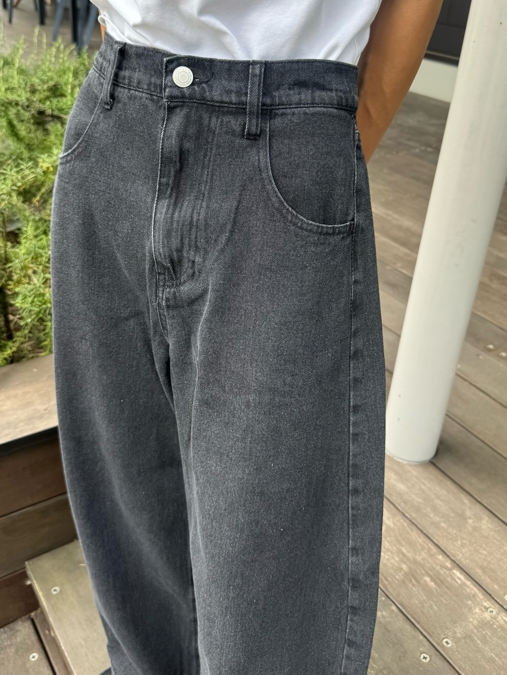 ブラック系のデニムパンツ、ブラック系のスニーカー、ブラック系のニットキャップ/ビーニーを着用したレディースの夏コーディネートの4枚目の写真